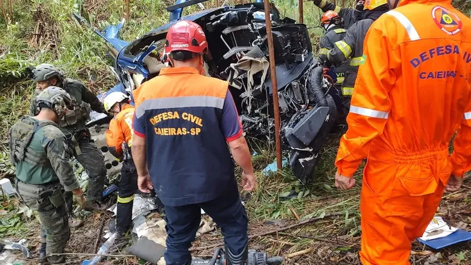 Piloto e menina de 12 anos estão internados e passam por avaliação médica em SP; ambos estão conscientes.