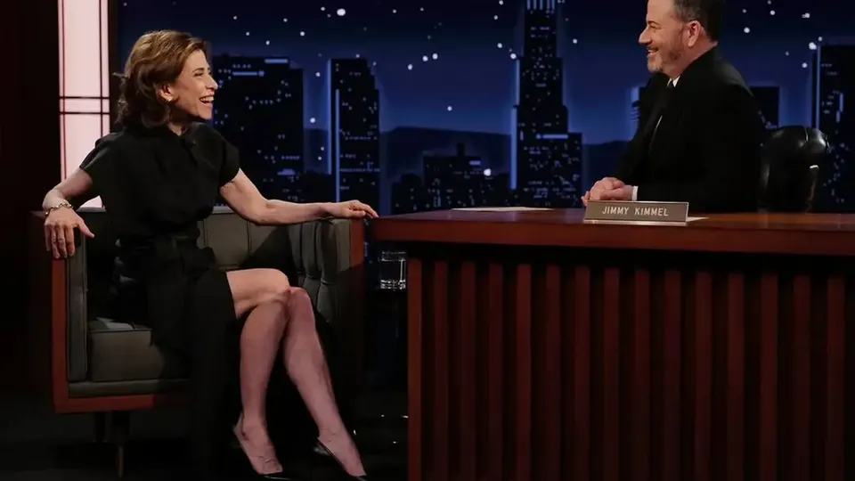 Atriz brasileira relata episódio inusitado em talk show de Jimmy Kimmel após ganhar prêmio.