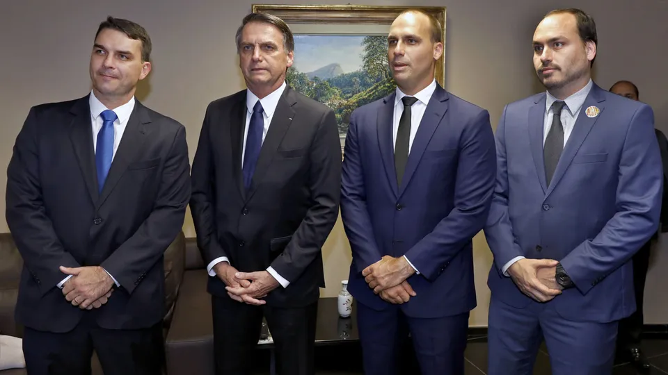 Em entrevista ao The New York Times, ex-presidente descarta apoio a filhos e planeja candidaturas ao Congresso Nacional.