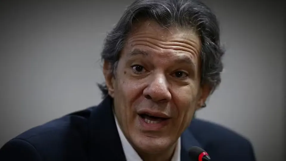 Ministro da Fazenda critica vídeo de Nikolas Ferreira e aponta ex-presidente como responsável.