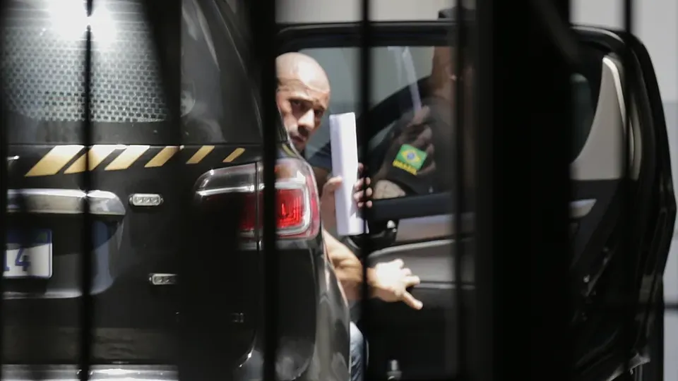 O ex-deputado não poderia portar arma devido a regras da liberdade condicional, que foi revogada por descumprimento.