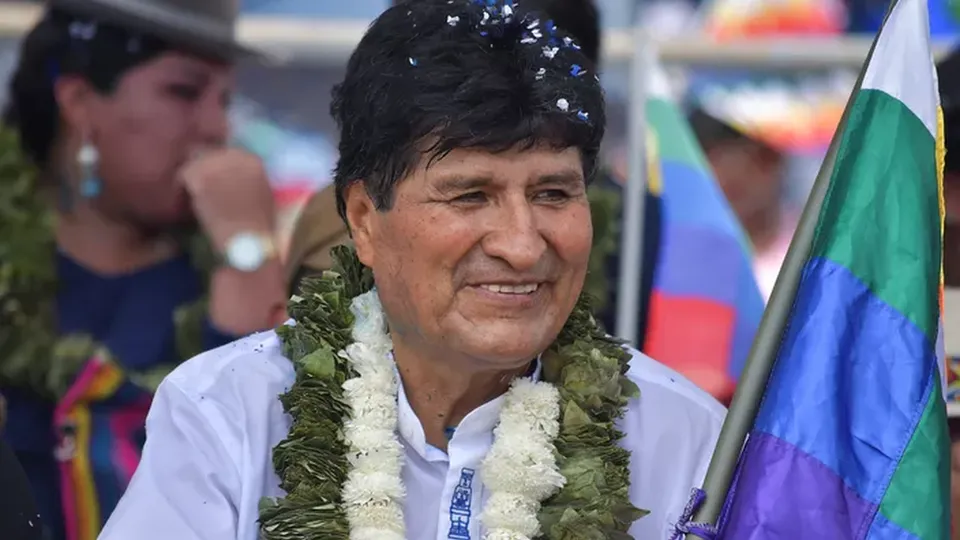 Um juiz boliviano determinou a prisão do ex-presidente Evo Morales após sua ausência em audiência sobre o caso.