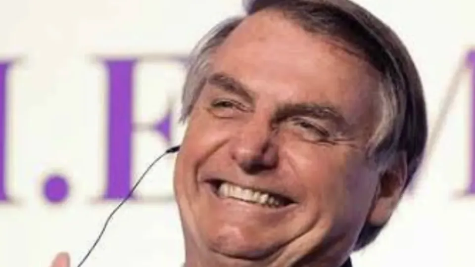 Ex-presidente ironiza sobre motivo de sua hospedagem na embaixada, enquanto era alvo de investigação da PF em 2024.