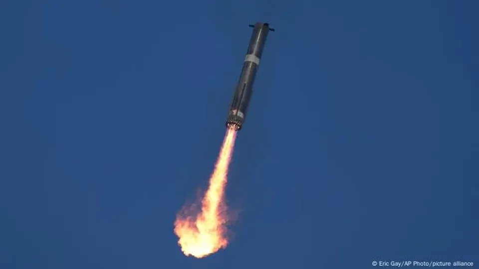 Destroços da Starship caíram no Atlântico, impactando voos no Golfo do México e os planos do bilionário Elon Musk.
