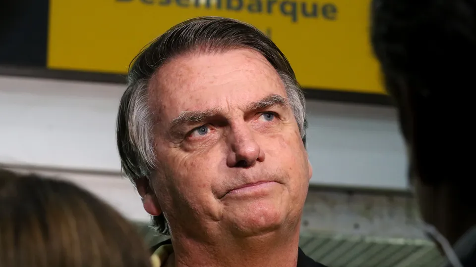 Bolsonaro expressa constrangimento por não ir à posse de Trump; Michelle fala em medo