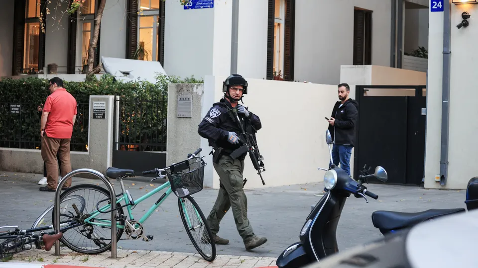 Um homem foi ferido por um agressor armado com faca em Tel Aviv, que foi neutralizado por um civil armado.