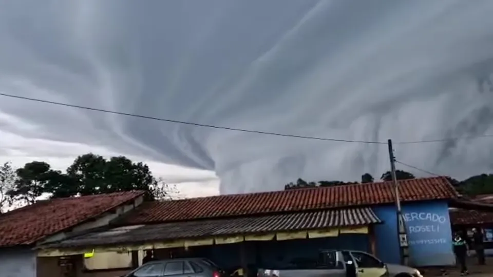 Nuvem em formato de tornado causa preocupação no interior de São Paulo