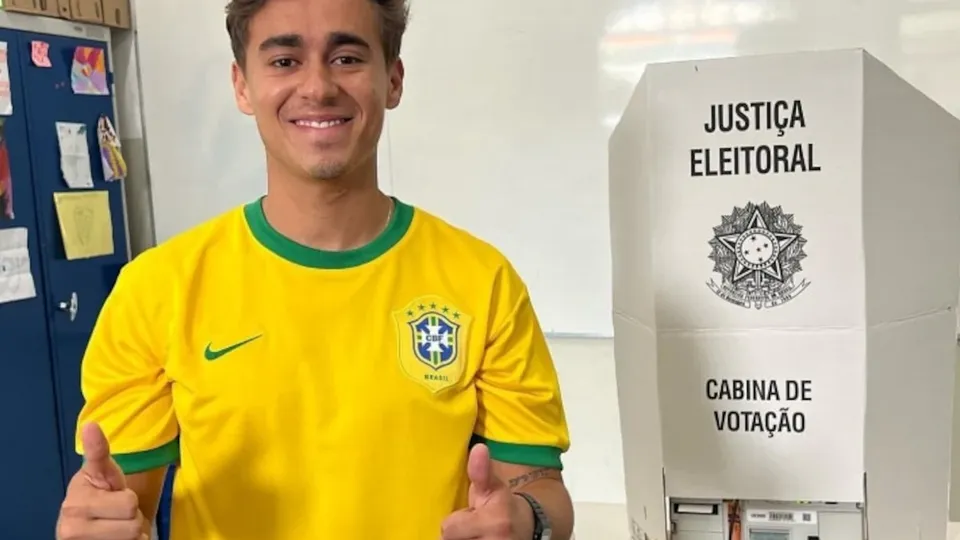Deputado mineiro defende proposta que reduz idade mínima para cargos de presidente, vice e senador para 30 anos.