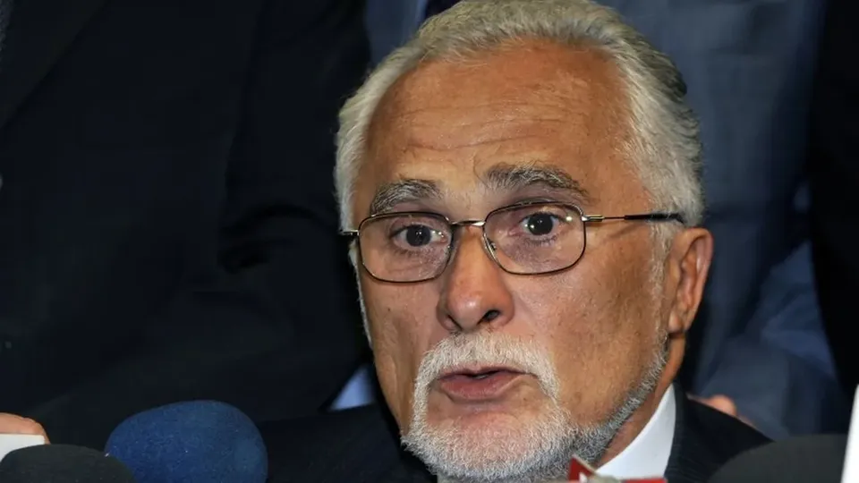 Ex-presidente do PT está internado no Hospital A.C.Camargo e já saiu da UTI; procedimento foi bem-sucedido.