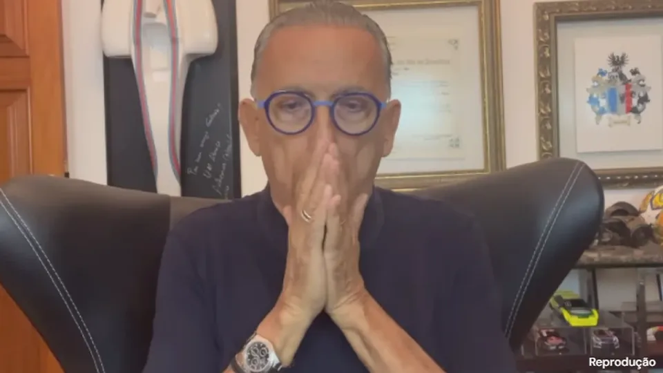 Durante conversa com Romário, Neymar afirmou que jogaria no lugar de Rivaldo, gerando reações nas redes sociais.