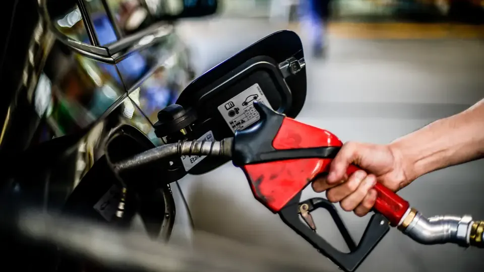 Defasagem da gasolina e diesel cresce e alerta para inflação em 2025