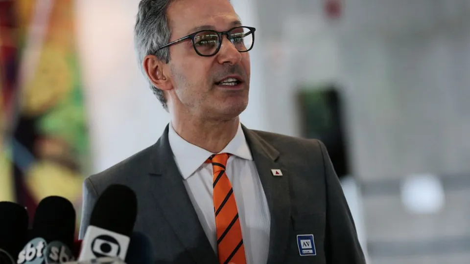 Governador de Minas Gerais, Romeu Zema, afirma que situação indefinida de Bolsonaro adia a escolha de um candidato viável para 2026.