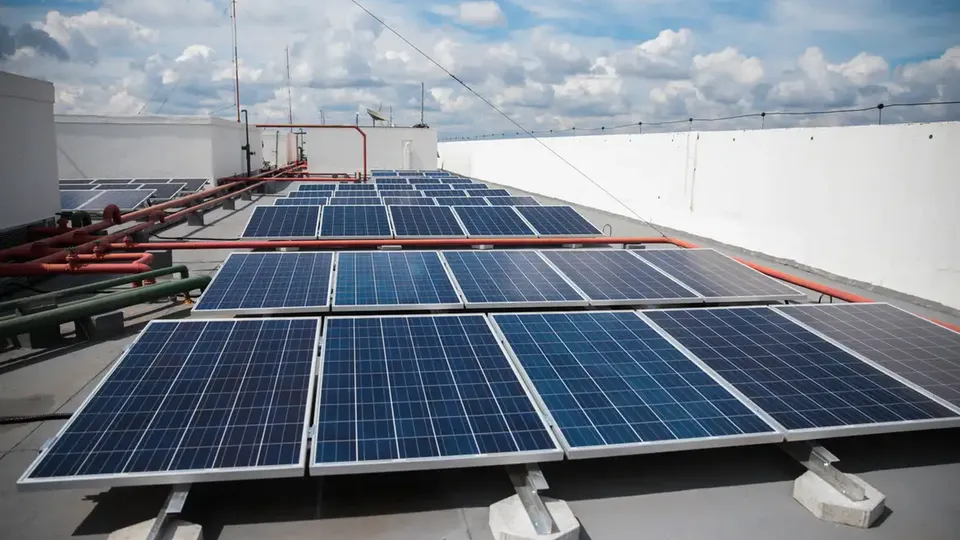 O País alcançou 52,2 GW de potência solar acumulada, com 14,3 GW adicionados em um único ano.