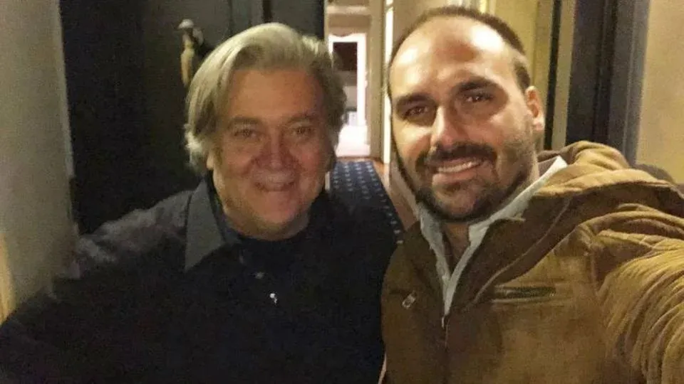 Ex-assessor de Trump elogia Eduardo Bolsonaro em almoço com parlamentares brasileiros nos EUA.