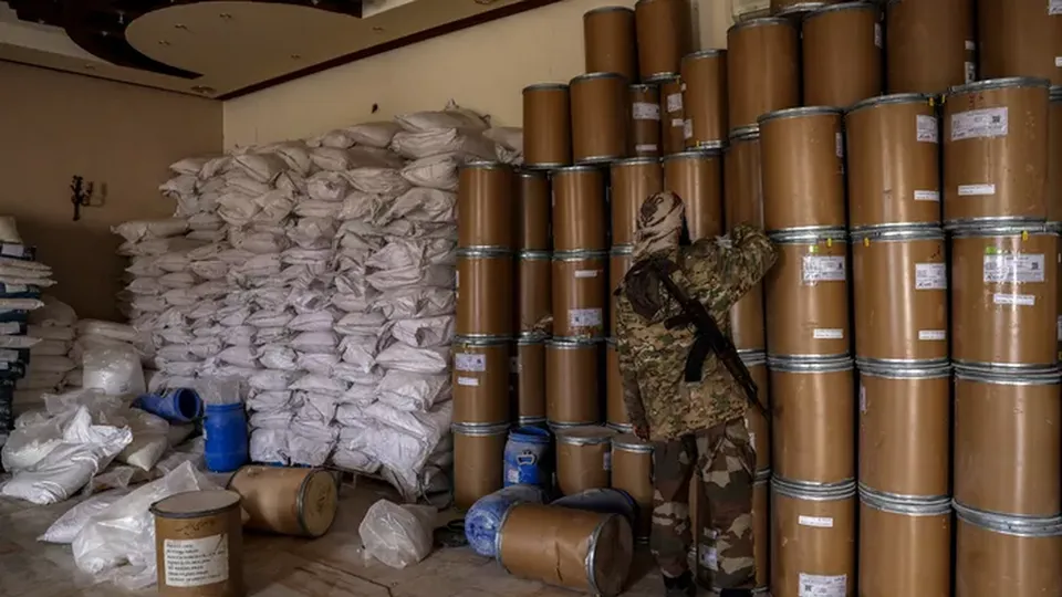 As forças de segurança sírias destruíram, neste domingo, drogas apreendidas, incluindo 100 milhões de comprimidos do estimulante captagon.
