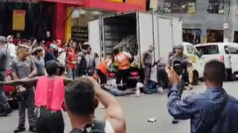 Durante fiscalização contra comércio irregular, dois imigrantes foram atingidos por arma de choque; um deles precisou de cirurgia.