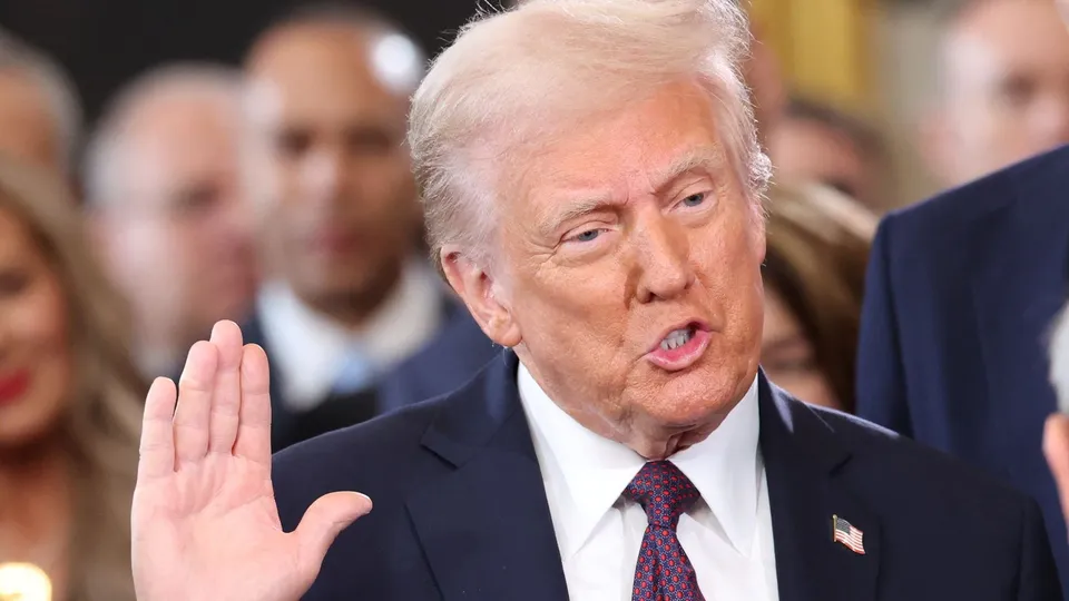 O presidente eleito Donald Trump assume seu segundo mandato em evento que conta com adaptações devido ao frio intenso.