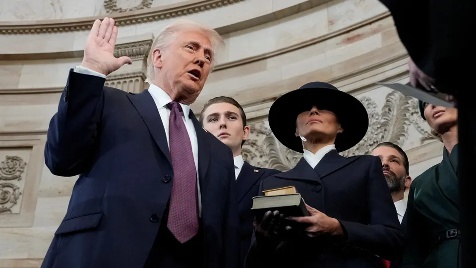 Em seu discurso de posse, Donald Trump promete restaurar a grandeza dos Estados Unidos e critica antecessor.