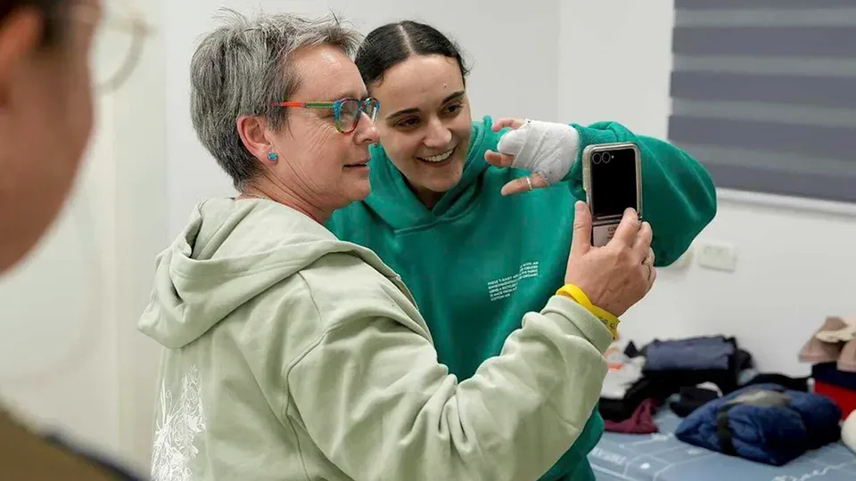 Refém israelense Emily Damari fala sobre liberdade após cativeiro do Hamas: “Voltei a viver”