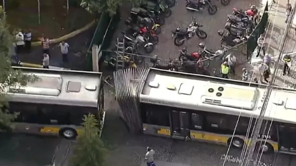 Ônibus articulado se parte ao meio em Itaquera, na zona leste de São Paulo