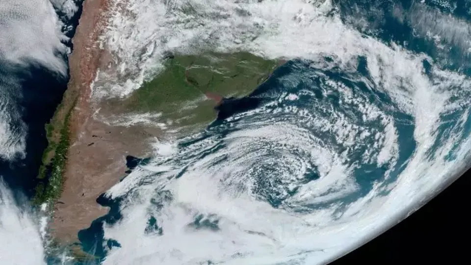 Formação de ciclone extratropical entre Uruguai e Rio Grande do Sul traz riscos de temporais e ventos de até 90 km/h em Santa Catarina.
