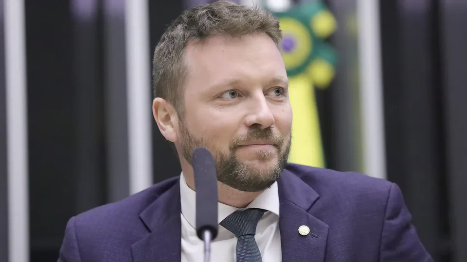 O deputado Maurício Marcon (Podemos-RS) relata frustração após horas de espera sob neve em Washington.