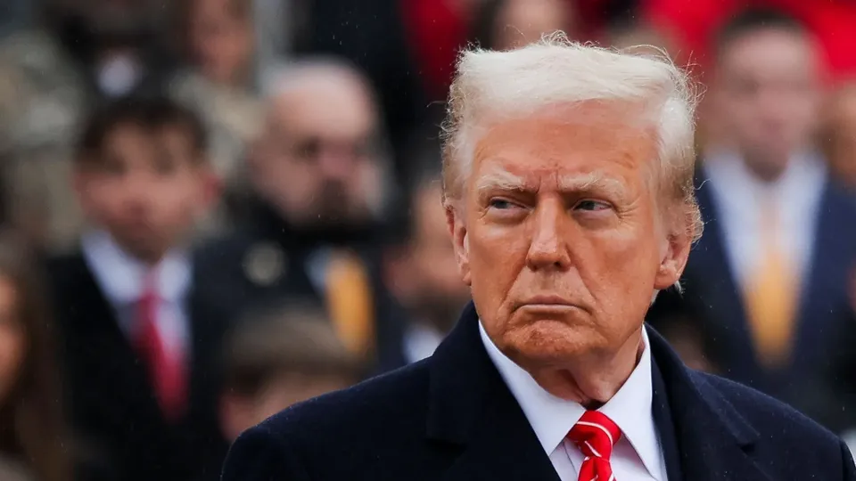 O presidente dos EUA, Donald Trump, desfaz ordem de Biden que visava proteger consumidores e segurança nacional.