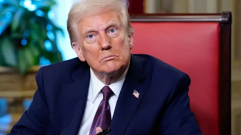 Em cerimônia repleta de apoiadores, Trump reafirma compromisso com sua agenda e revoga medidas de Biden.