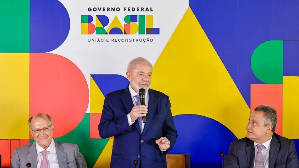 O presidente Luiz Inácio Lula da Silva destaca a redução dos preços como prioridade, mas críticos questionam a viabilidade das promessas.