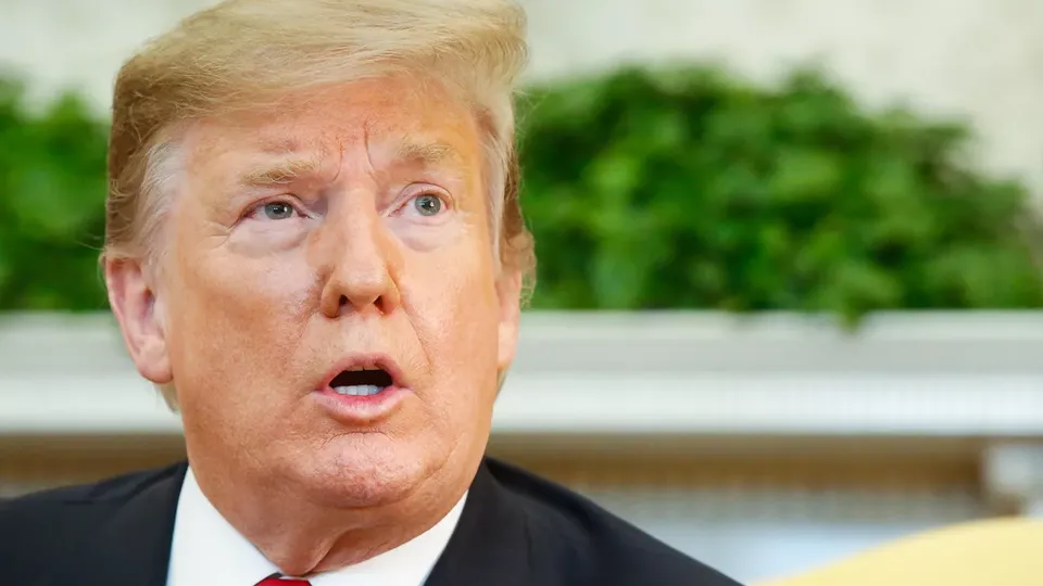O presidente americano, Donald Trump, formaliza a saída dos EUA da OMS, criticando sua gestão da pandemia.