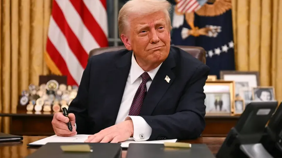 O presidente dos EUA, Donald Trump, pretende aplicar tarifas sobre importações de países vizinhos, visando conter imigração e tráfico de drogas.