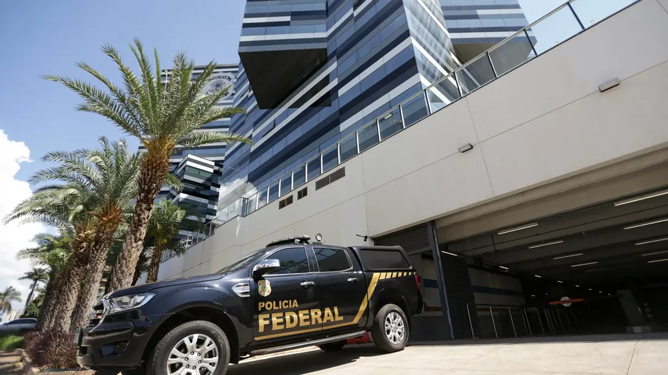 Operação Saúde Eleitoral cumpre mandados em Brasília e Queimados, no Rio de Janeiro, visando desarticular grupo criminoso.