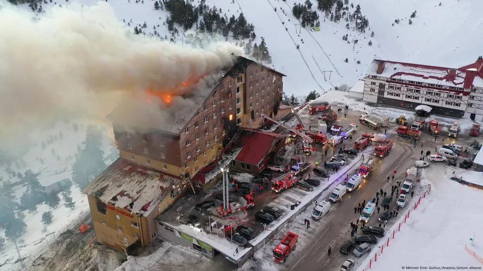 Incêndio em hotel na estação de esqui da Turquia resulta em 10 mortes e 32 feridos