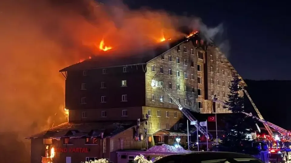 Um incêndio devastador no Hotel Grand Kartal, em Bolu, resultou em 66 mortes e 51 feridos, segundo autoridades locais.