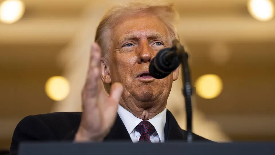 Em sua primeira mensagem na rede social, Trump demite quatro altos funcionários e alerta para mais demissões em massa.