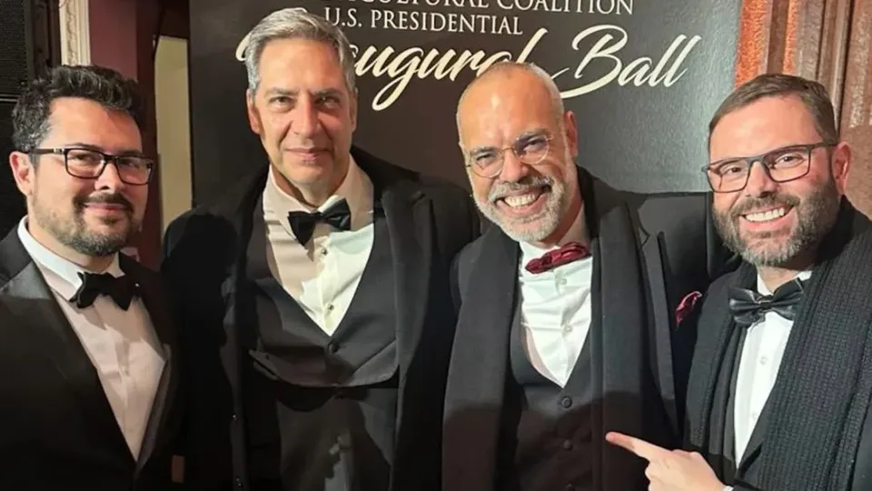 O jornalista brasileiro foi fotografado ao lado de figuras públicas em evento de celebração