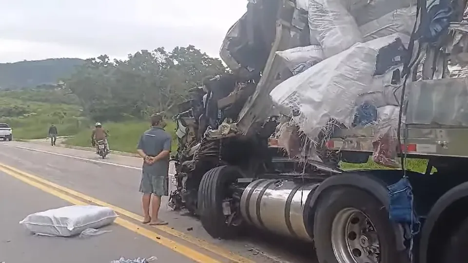 Caminhoneiro morre após permitir que filho de 16 anos dirigisse carreta em MG