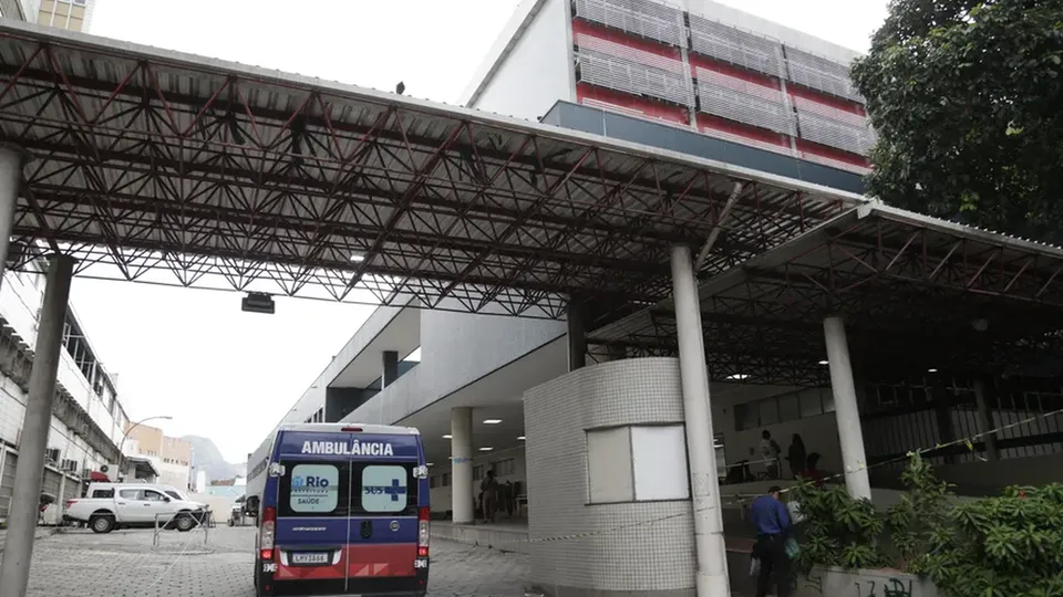Motorista tentou escapar da abordagem de criminosos, que abriram fogo na Zona Norte do Rio