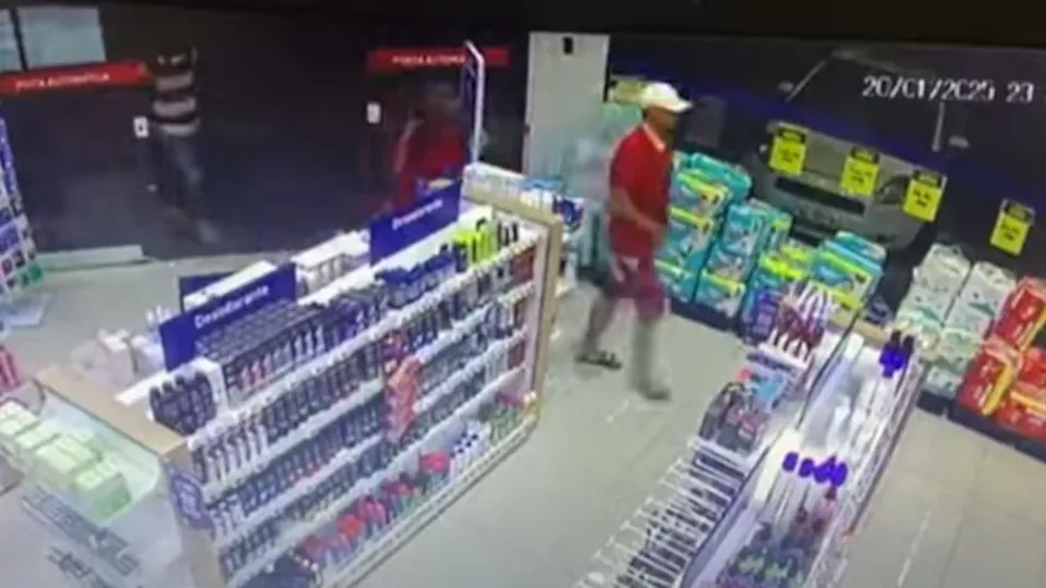 Um homem de 22 anos foi socorrido após ser atingido, mas não resistiu; comparsas conseguiram escapar.