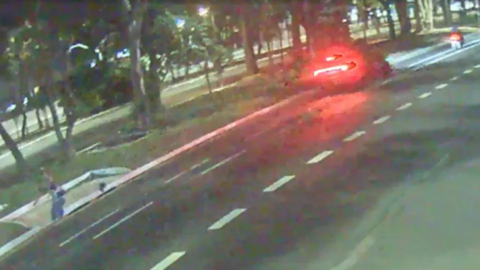 Um atropelamento seguido de colisão com moto resultou na morte do motociclista e deixou pedestre internado em SP.
