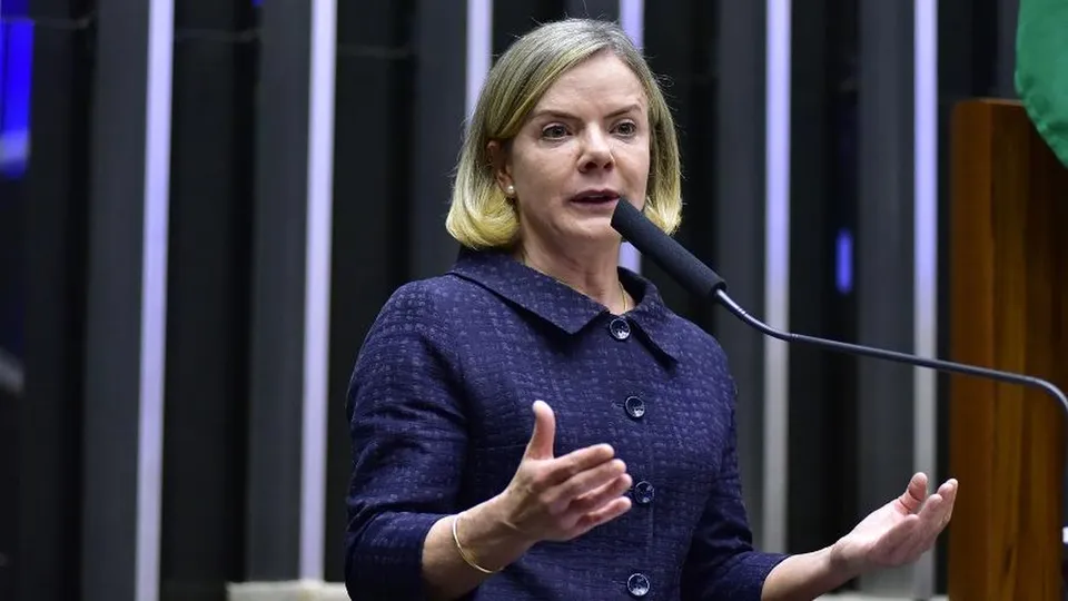 A líder do PT, Gleisi Hoffmann, ironiza as queixas do ex-presidente Jair Bolsonaro sobre sua não ida à posse de Donald Trump.