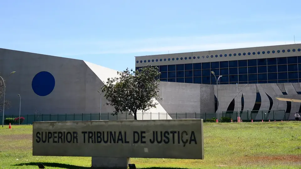 STJ nega transferir advogado condenado por homicídio para sala com frigobar e TV