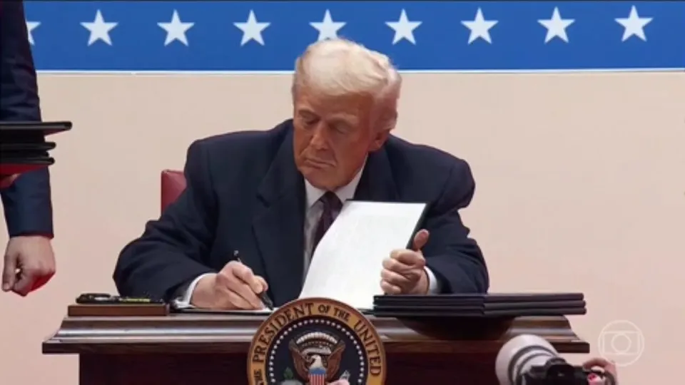 Uma pesquisa indica que 47% dos americanos aprovam o governo de Trump, embora indultos sejam impopulares.