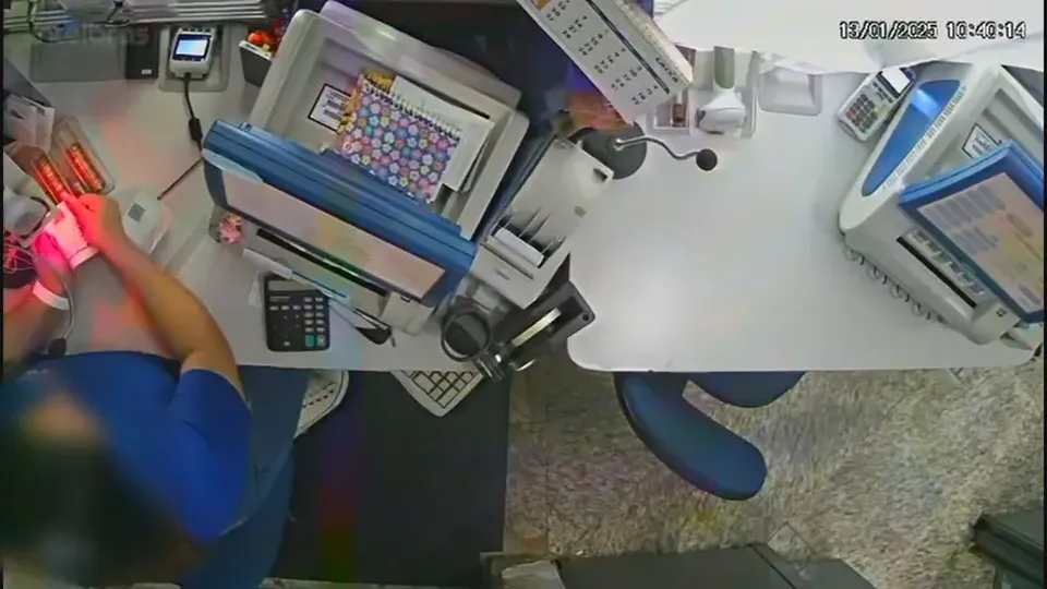 Atendente alegou que bilhete não estava premiado e ficou com ele; caso foi registrado em Taguatinga e é investigado pela polícia.
