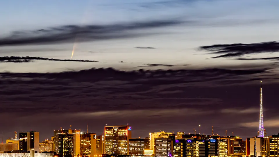 Foto de cometa em Brasília é escolhida como imagem do dia pela Nasa