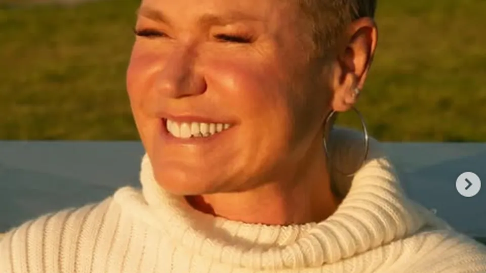 A apresentadora Xuxa Meneghel, 61 anos, foi submetida a uma cirurgia no joelho nesta terça-feira (21) no Hospital Vila Nova Star.
