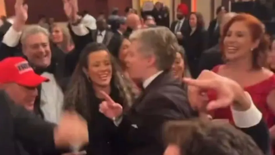 Em vídeo gravado após a solenidade no Capitólio, Carla Zambelli e outros deputados dançam ao som do sertanejo em Washington.