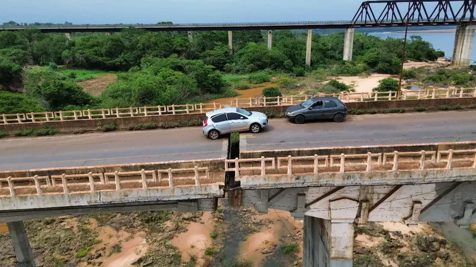 Carro permanece preso em fenda de ponte desabada entre Maranhão e Tocantins há quase um mês