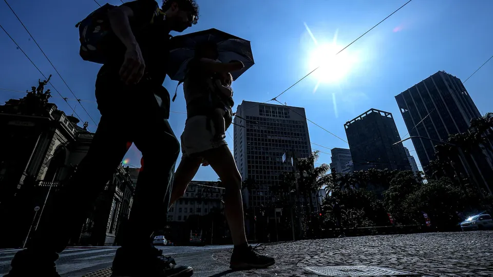 Prefeitura de SP ativa tendas para distribuir água e sucos durante calor intenso