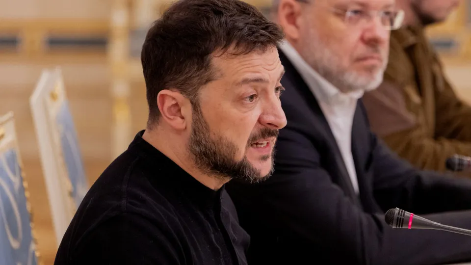 O presidente da Ucrânia, Volodimir Zelensky, defende que acordo de paz exija supervisão de grande contingente militar europeu.